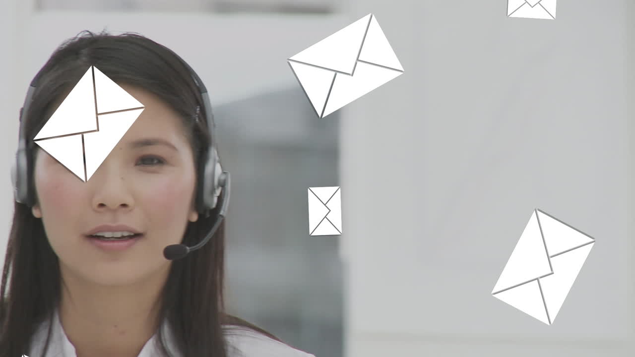Icone di messaggistica che cadono su operatrice del servizio clienti asiatica che parla al telefono con auricolare in ufficio.