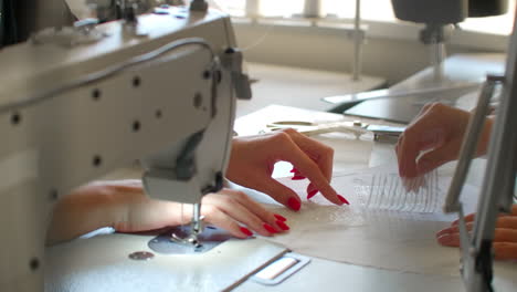 El-Diseñador-De-Ropa-Hace-Un-Contorno-De-Ropa-Con-Un-Rotulador.-Manos-Femeninas-De-Cerca