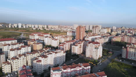 edificios residenciales con diseño y color estándar en un distrito residencial del área de estambul