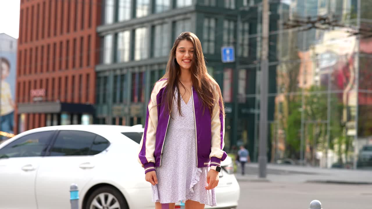 도시 에 있는 젊은 여자