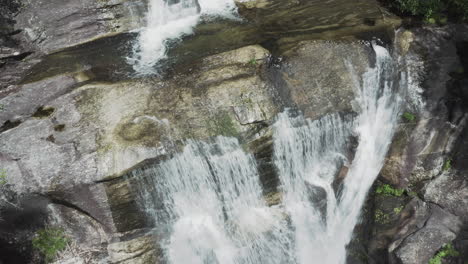 Impresionante-Paisaje-De-Cascada.-Panorámica-Aérea-Hacia-Abajo