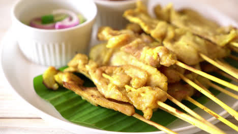 satay de cerdo - cerdo a la parrilla servido con salsa de maní o salsa agridulce