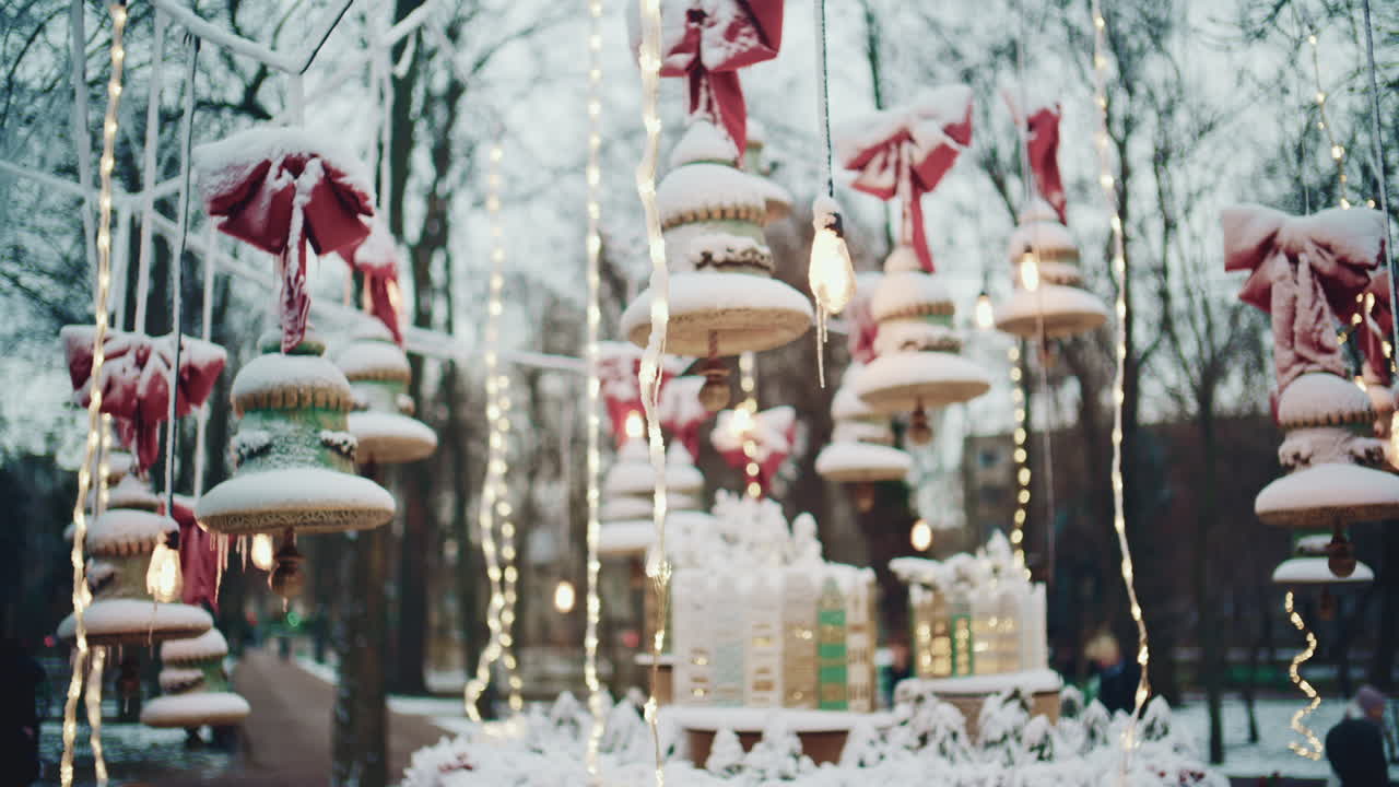 Buitencafé versierd met hangende ornamenten, lampjes en strikken in de winter.