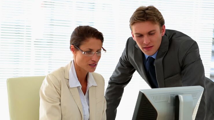 Professionisti che parlano insieme alla scrivania