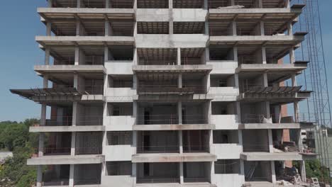 las imágenes cautivadoras de drones muestran la construcción paso a paso de un edificio, desde el nivel del suelo hasta su altísima cumbre.