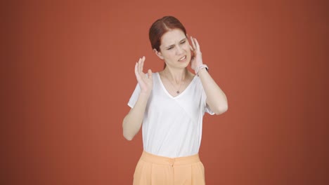 mujer con picazón en las orejas.