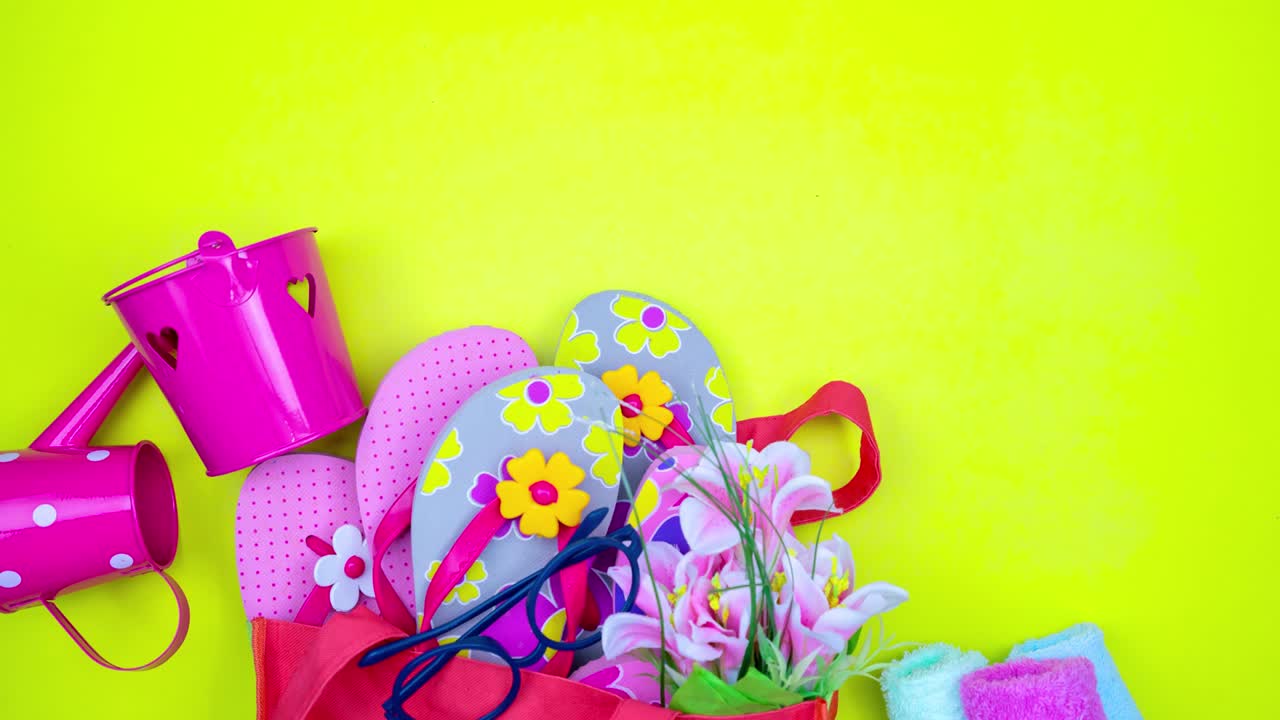 stop motion animación vista superior objetos de viaje de verano en fondo amarillo brillante para las vacaciones de verano ir a fondo de viaje plano para las vacaciones de verano concepto de objeto mínimo bucle sin costuras timelapse