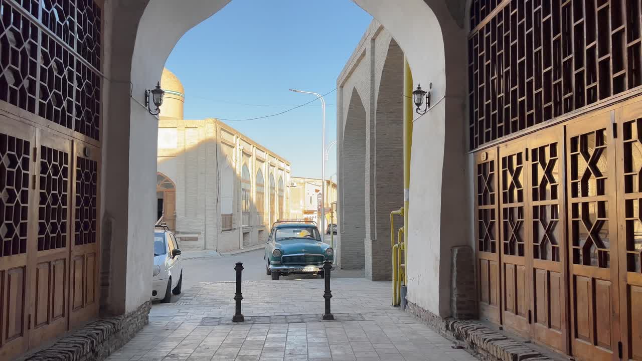 4k gimbal shot: caminando por las viejas calles del patrimonio de la unesco en el casco antiguo de bukhara, uzbekistán
