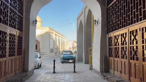 Toma-De-Cardán-De-4k:-Caminando-Por-Las-Antiguas-Calles-Del-Patrimonio-De-La-Unesco-En-El-Casco-Antiguo-De-Bukhara,-Uzbekistán