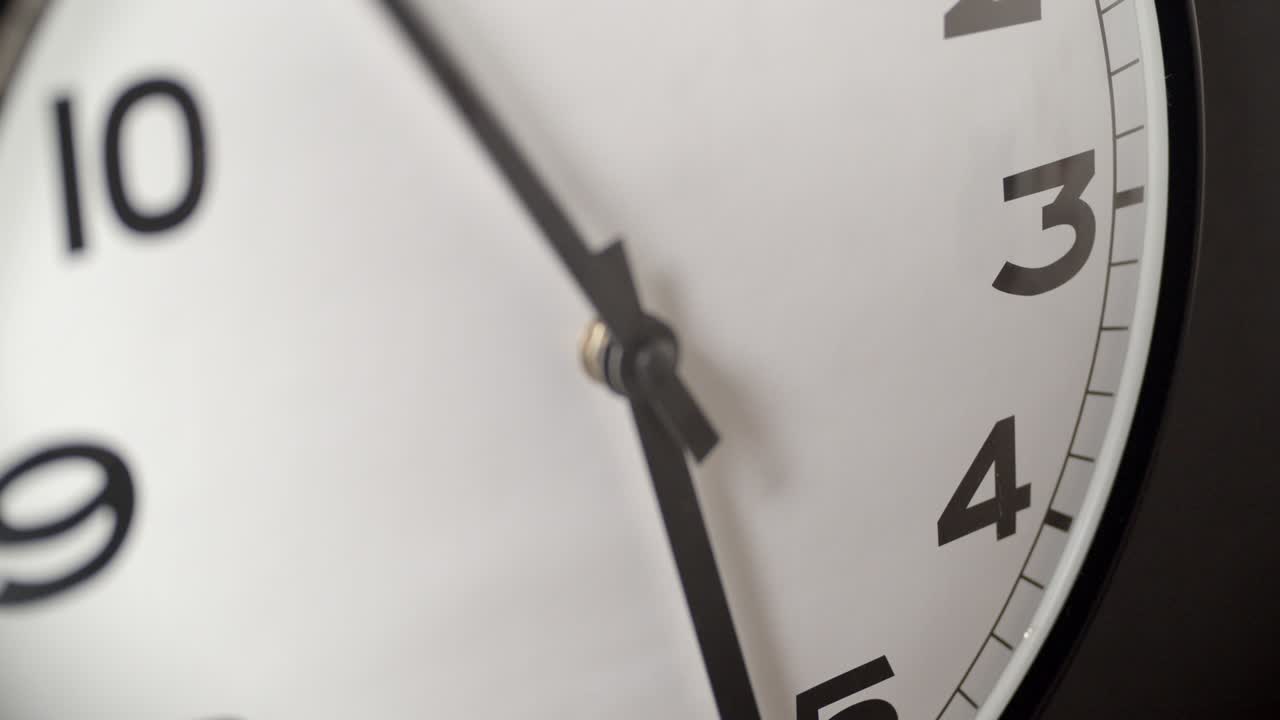 reloj blanco cerca en el lapso de tiempo en la pared gris oscuro