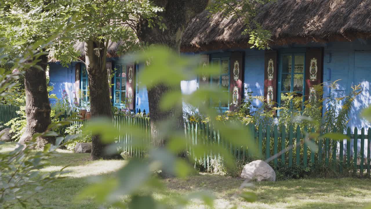 초가 지붕이 있는 나무 오두막