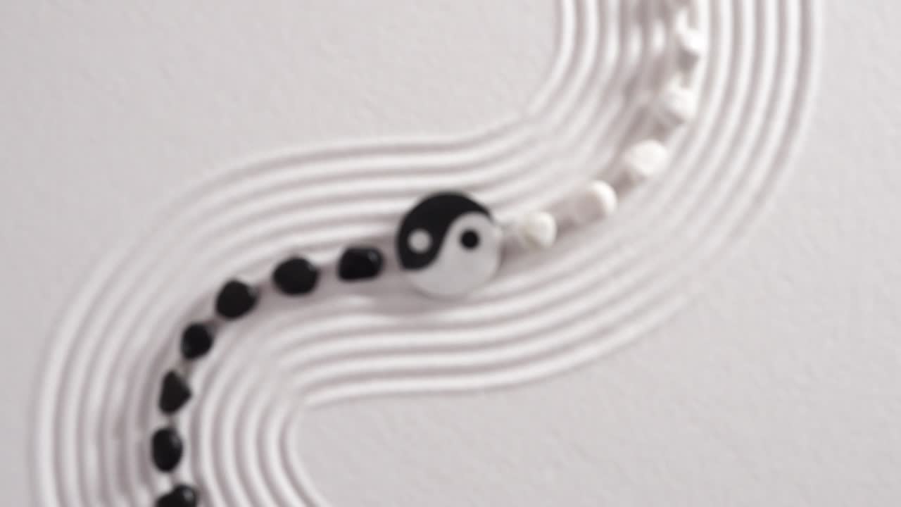 jardín zen japonés con piedras en arena texturizada