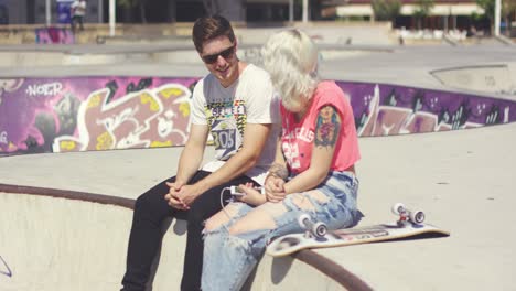 hombre hablando con su novia en un parque de skate