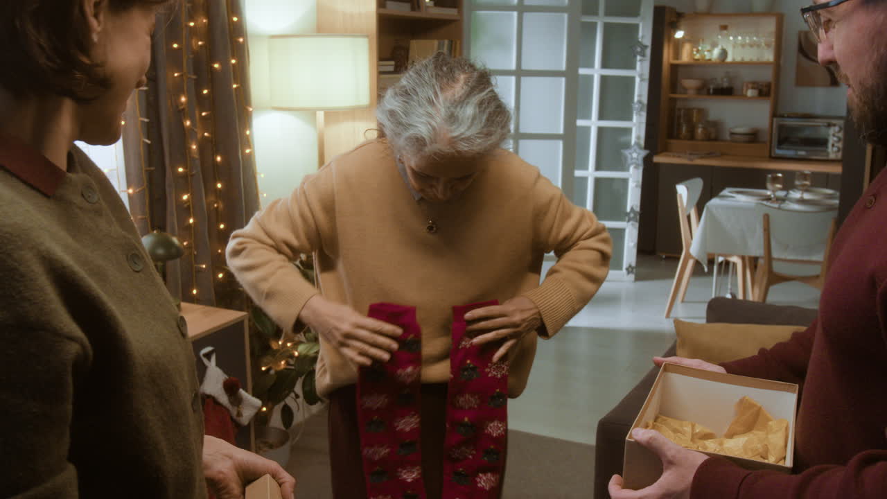 Desempaquetando regalos de Navidad