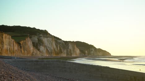 Toma-4k-De-La-Costa-De-Tiza-En-Saint-Valery-En-Caux-En-Normandía-Durante-La-Marea-Baja,-Con-Puesta-De-Sol-En-Francia