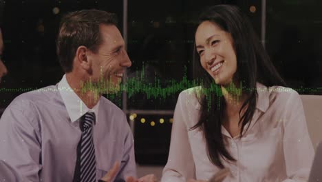 animación del procesamiento de datos financieros sobre diversas personas de negocios en la oficina