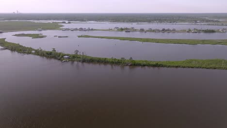 Río-Calcasieu-En-El-Lago-Charles,-Louisiana-Con-Video-De-Drones-Avanzando