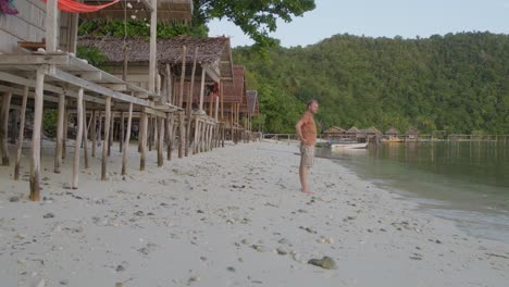 Ruhige-Strandszene-Auf-Der-Insel-Kri-Im-Raja-Ampat-Archipel