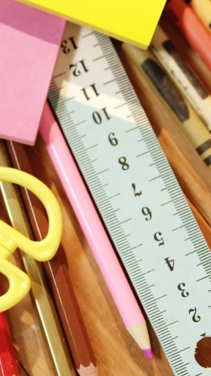 primer plano de varios artículos de papelería