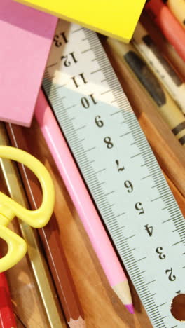 primer plano de varios artículos de papelería