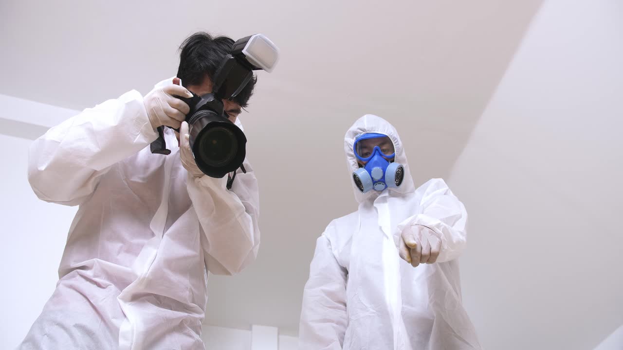 Esperto forense scatta foto come prova