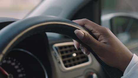 Mujer-Conduciendo-Un-Automóvil-Con-Las-Manos-En-El-Volante-Para-Controlar-El-Vehículo-En-La-Ciudad-Viajando-Por-La-Carretera-En-Hora-Punta-Hacia-El-Destino.