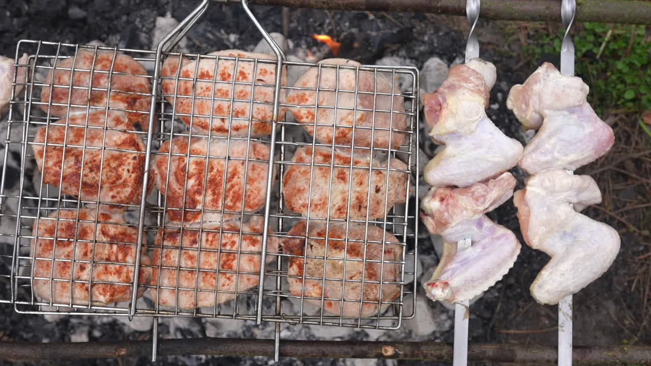 캠프 불 에 긴 돼지고기 와 고기 스피어