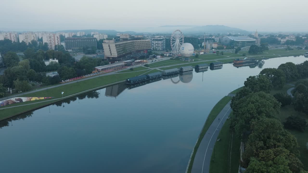 tomada aérea de un dron del río vistula de cracovia, polonia, al amanecer