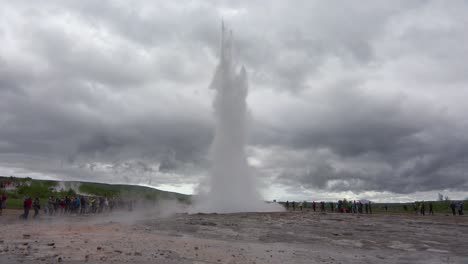 Islands-Berühmter-Strokkur-Geysir-Geysir-Bricht-Aus,-Während-Touristen-Zusehen-1