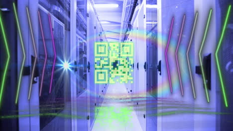 escáner de código qr con elementos de neón contra la sala de servidores vacía