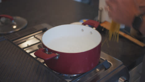 Spaghetti-In-Kochendes-Wasser-Geben