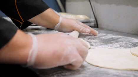 Zeitlupen-Folie-Nahaufnahme-Koch-Rollt-Naan-Teig-Indisches-Fladenbrot-Aus----4k