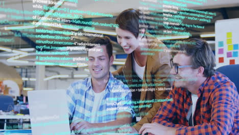animación de lenguaje informático multicolor, compañeros de trabajo caucásicos compartiendo ideas en la oficina