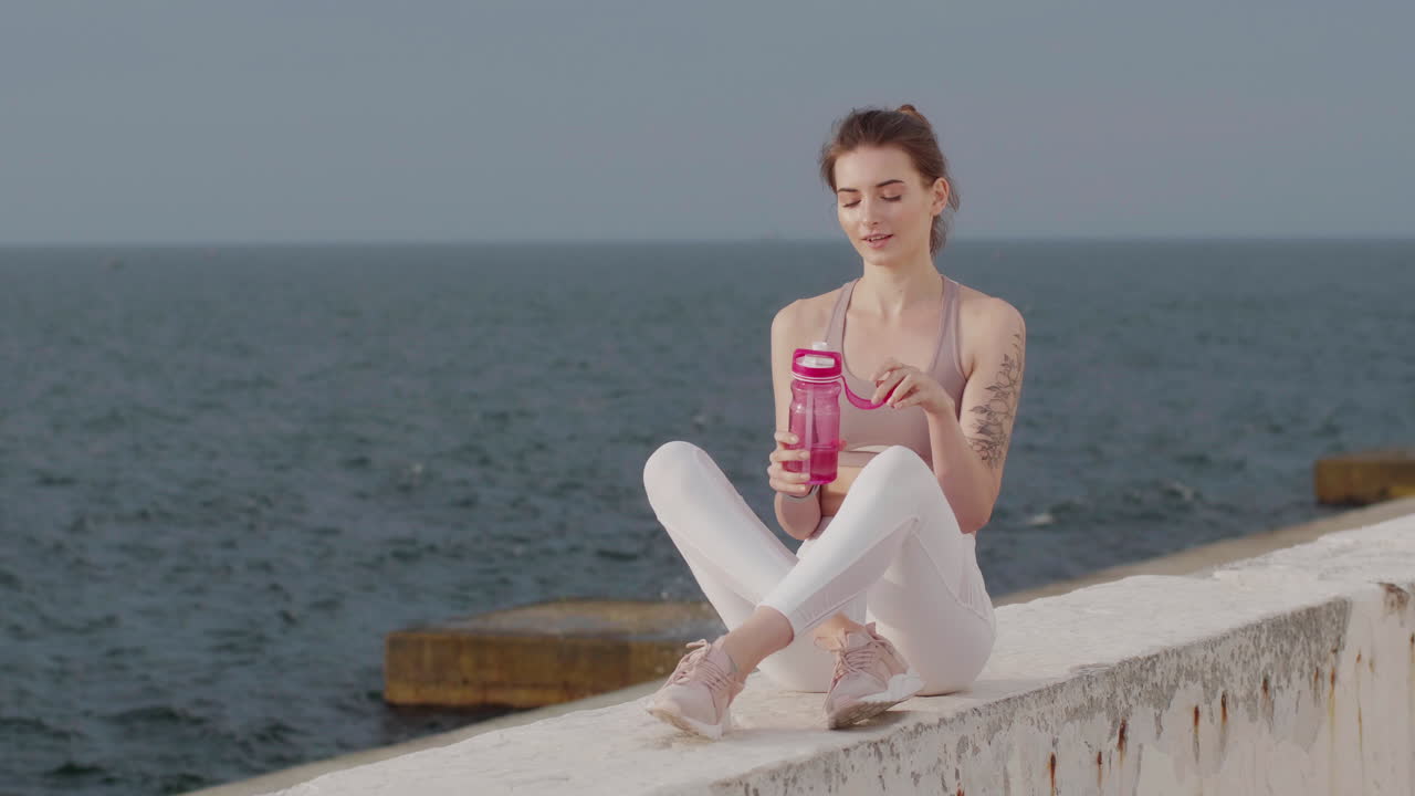 una mujer caucásica haciendo deporte al aire libre.
