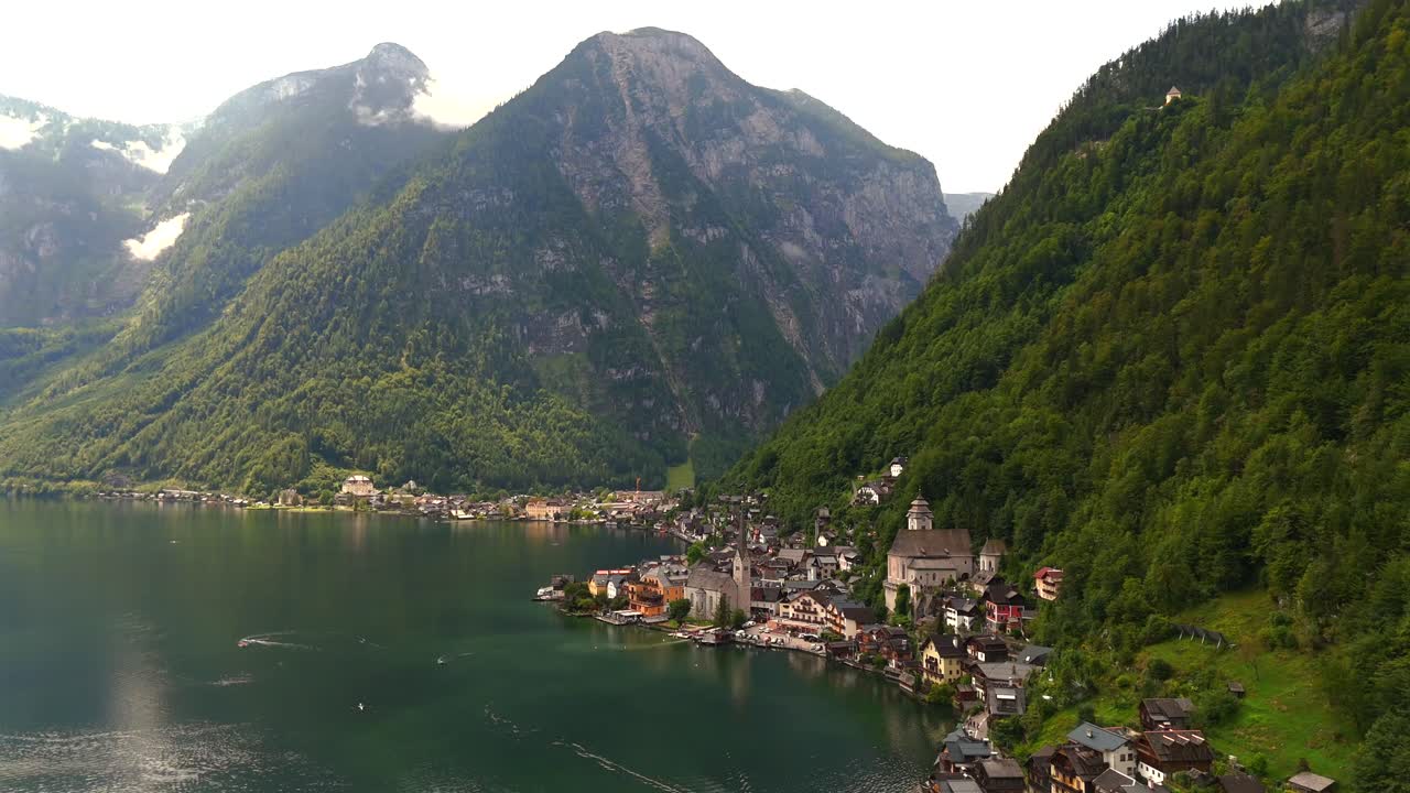 vista aérea de hallstatt, austria, capturada por un dron, mostrando sus pintorescas casas a orillas del lago, majestuosas montañas y el encanto único de este encantador pueblo alpino