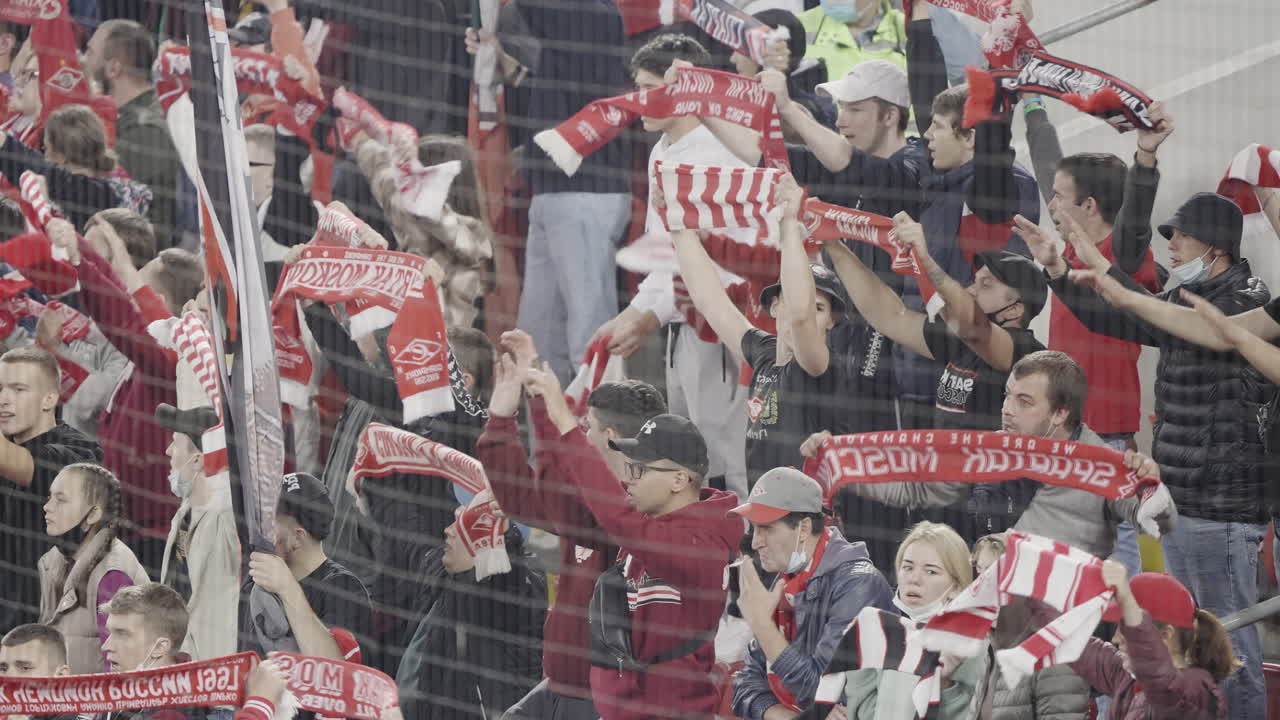 aficionados al fútbol en el estadio