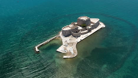 vista aérea del castillo de bourtzi en nafplion, grecia