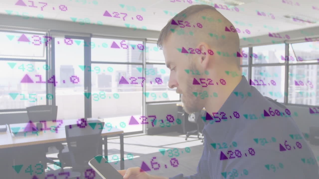 animación del procesamiento de datos financieros sobre un empresario caucásico que usa un teléfono inteligente