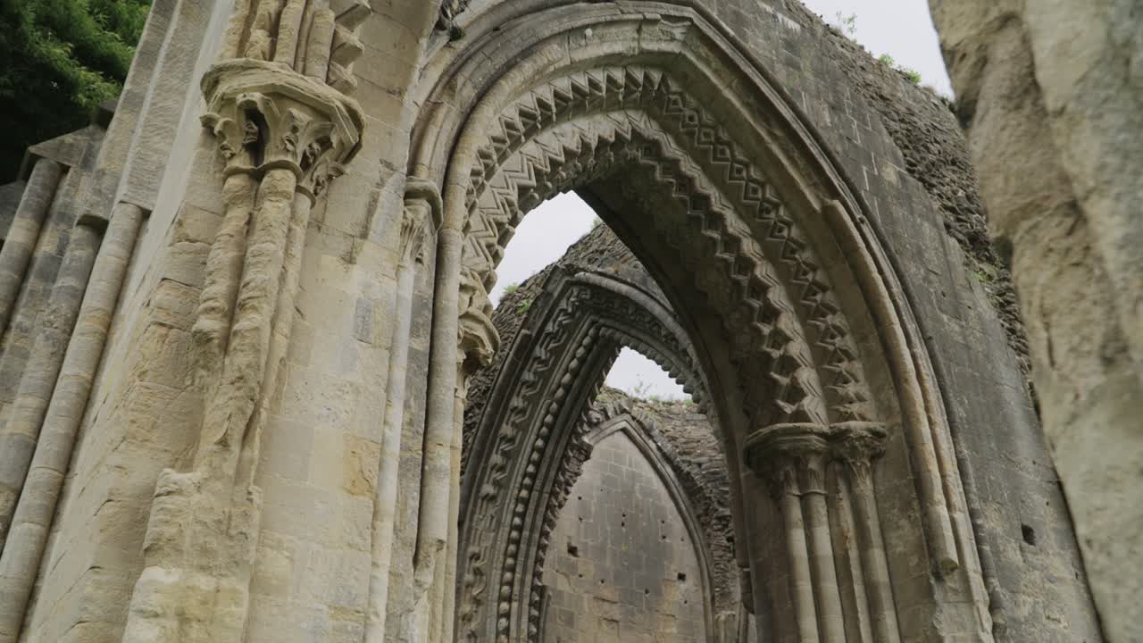 Rovine dell'Abbazia di Glastonbury, dettaglio degli archi gotici, 4k slow motion