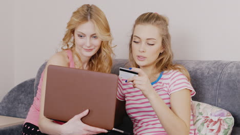 friends eating fast food at home while watching a movie on a laptop 3