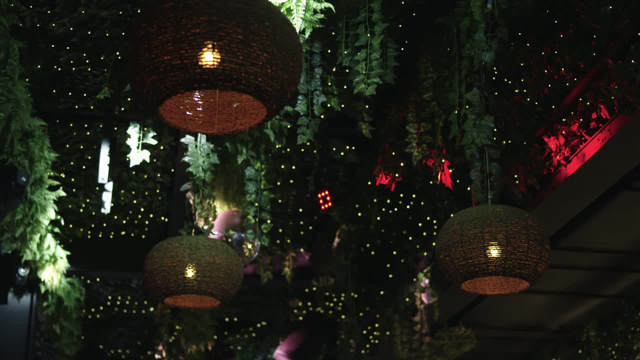 아름다운 조명과 맛있는 레스토랑의 장식은 매혹적인 분위기를 만들어 식사 경험을 향상시 ⁇ 니다.