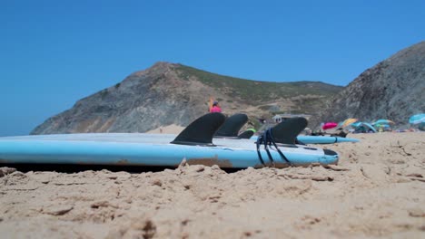 Surfbretter,-Die-Auf-Sand-Liegen