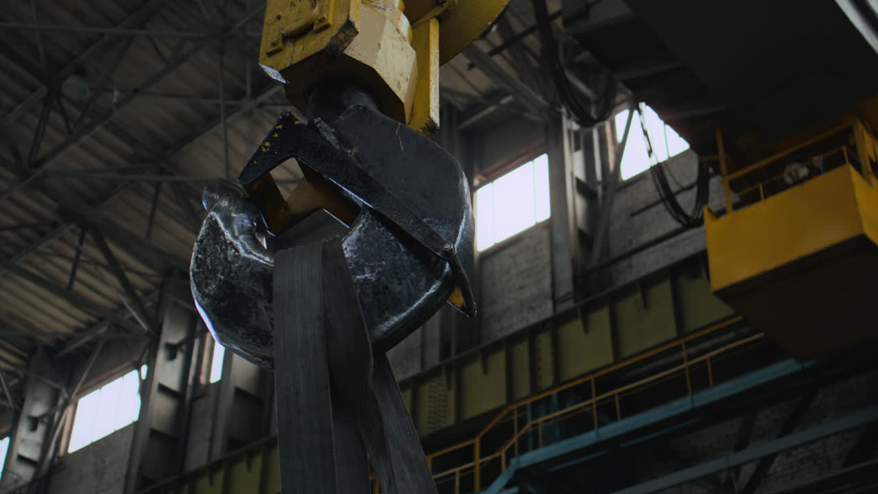 gancho de grúa industrial en fábrica