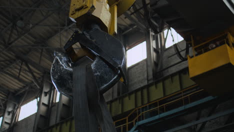 gancho de grúa industrial en fábrica