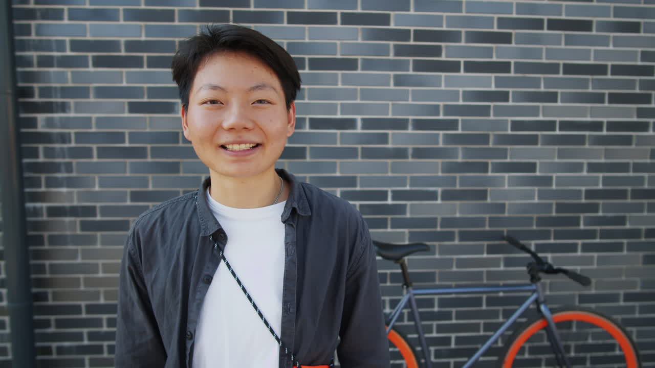 retrato de una alegre mujer asiática en la calle