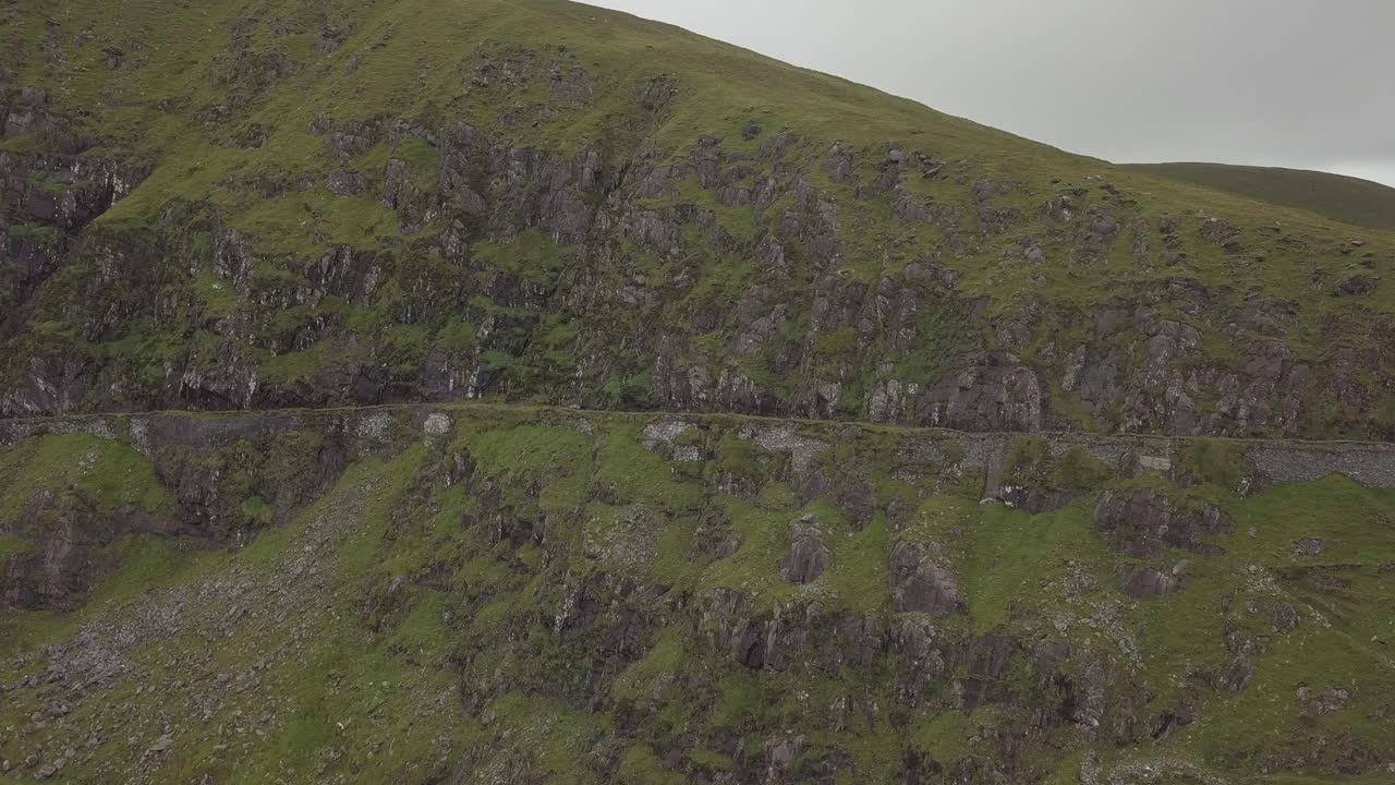 imágenes aéreas de un coche conduciendo por carreteras de montaña