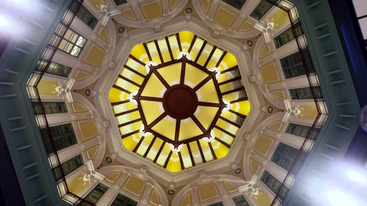 techo ornamentado con diseño intrincado y iluminación cálida desde un ángulo bajo