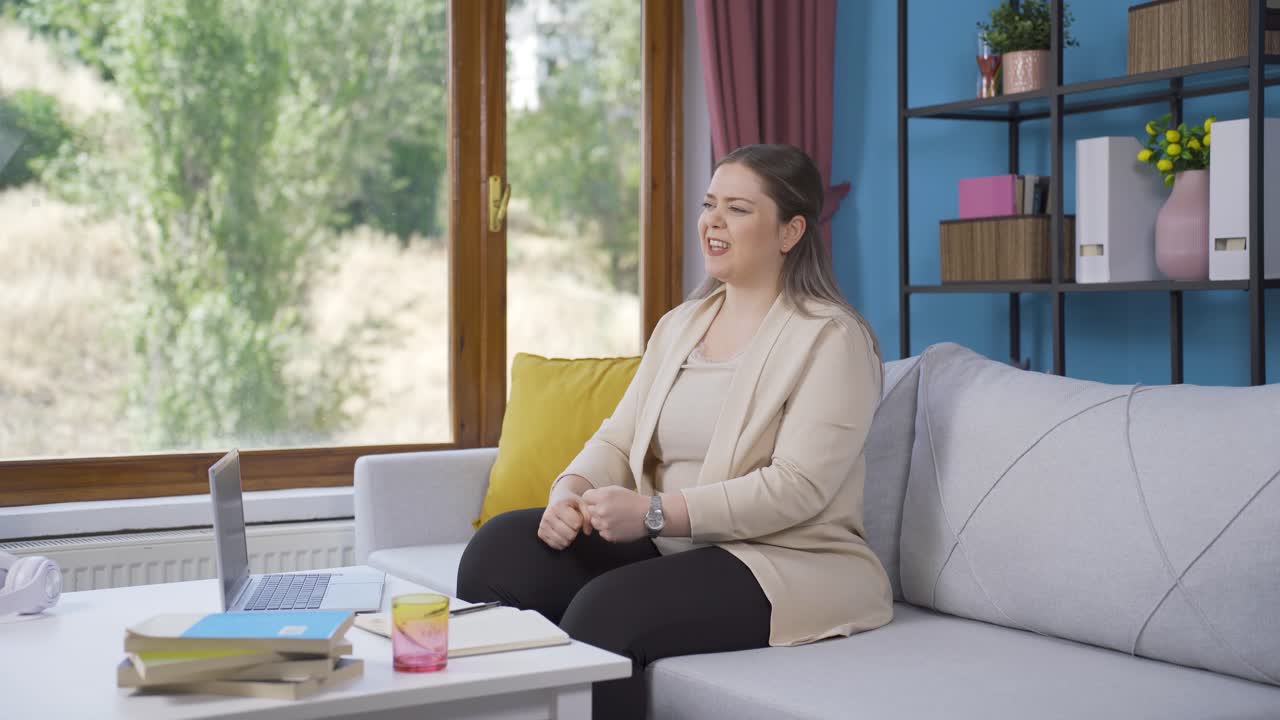 자기 동기부여하는 젊은 여성.