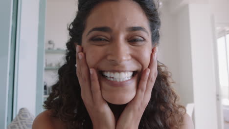 mujer feliz teniendo video chat saludando a bebé sonriendo disfrutando de chatear en webcam en casa