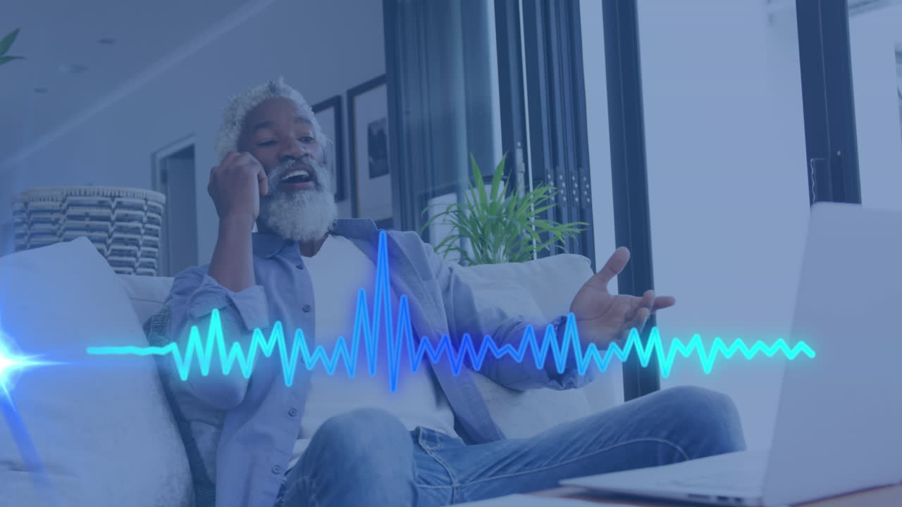 animación del procesamiento de datos musicales sobre un hombre afroamericano con un teléfono inteligente